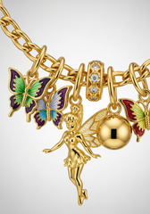 Detalle macro dijes mariposas esmalte colorido y hada dorada | Gheller Joyería