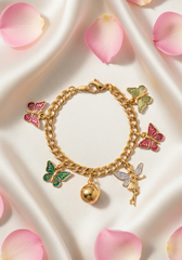 Pulsera dijes mariposas hada flat lay sobre seda con pétalos de rosa | Gheller