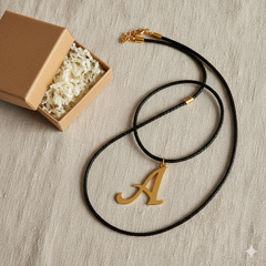 Collar de letra A Gheller — fotografía de producto estilizada