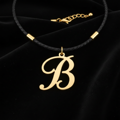 Dije de inicial B en oro laminado — fotografía artística de lujo