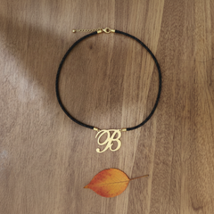 Collar de letra B Gheller — fotografía de producto estilizada