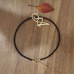 Collar de letra C Gheller — fotografía de producto estilizada