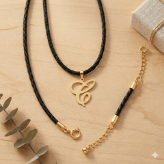 Collar personalizado letra C — look casual elegante