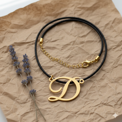Collar de letra D Gheller — fotografía de producto estilizada