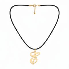 Collar con dije de letra E en oro laminado 18k — detalle del producto