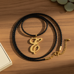 Collar de letra E Gheller — fotografía de producto estilizada