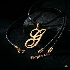 Collar personalizado letra E — look casual elegante