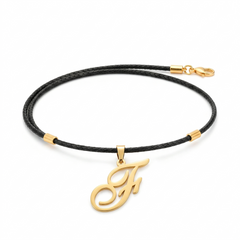 Dije de inicial F en oro laminado 18k — vista frontal sobre fondo blanco