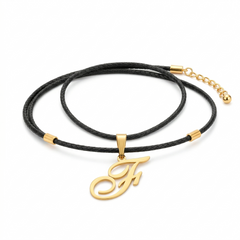 Collar con dije de letra F en oro laminado 18k — detalle del producto