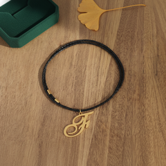 Collar de letra F Gheller — fotografía de producto estilizada