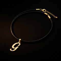 Dije de inicial G en oro laminado — fotografía artística de lujo
