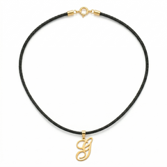 Dije de inicial G en oro laminado 18k — vista frontal sobre fondo blanco