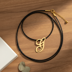 Collar de letra G Gheller — fotografía de producto estilizada