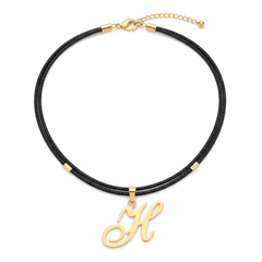 Collar con dije de letra H en oro laminado 18k — detalle del producto