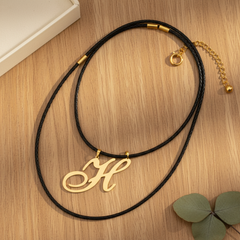 Collar de letra H Gheller — fotografía de producto estilizada