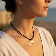 Collar personalizado letra H — look casual elegante