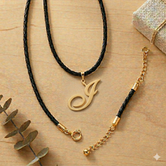 Collar de letra I Gheller — fotografía de producto estilizada