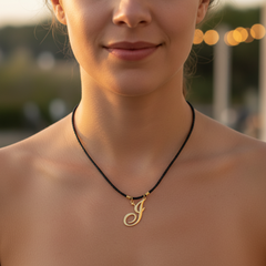 Modelo usando collar de inicial I en oro laminado con cordón de cuero negro