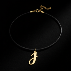 Dije de inicial J en oro laminado — fotografía artística de lujo
