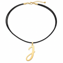 Collar con dije de letra J en oro laminado 18k — detalle del producto