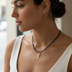 Collar personalizado letra J — look casual elegante