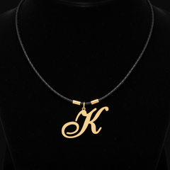 Dije de inicial K en oro laminado — fotografía artística de lujo