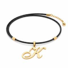 Dije de inicial K en oro laminado 18k — vista frontal sobre fondo blanco