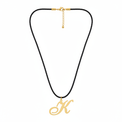 Collar con dije de letra K en oro laminado 18k — detalle del producto