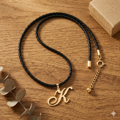 Collar de letra K Gheller — fotografía de producto estilizada