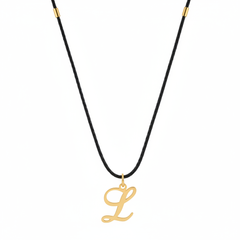 Collar con dije de letra L en oro laminado 18k — detalle del producto