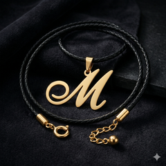 Dije de inicial M en oro laminado — fotografía artística de lujo