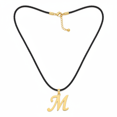 Collar con dije de letra M en oro laminado 18k — detalle del producto
