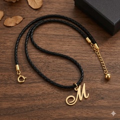 Collar de letra M Gheller — fotografía de producto estilizada