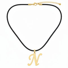 Collar con dije de letra N en oro laminado 18k — detalle del producto