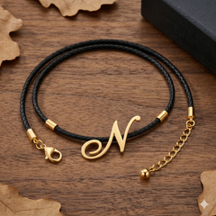 Collar de letra N Gheller — fotografía de producto estilizada