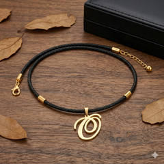 Collar de letra O Gheller — fotografía de producto estilizada