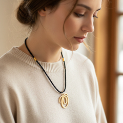 Collar personalizado letra O — look casual elegante