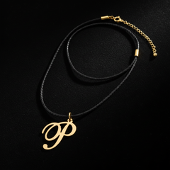 Dije de inicial P en oro laminado — fotografía artística de lujo