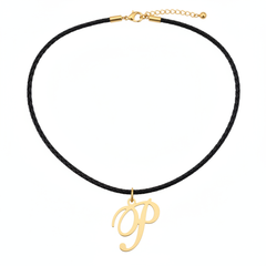 Collar con dije de letra P en oro laminado 18k — detalle del producto