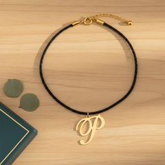 Collar de letra P Gheller — fotografía de producto estilizada