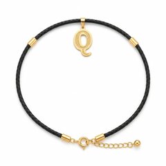 Dije de inicial Q en oro laminado 18k — vista frontal sobre fondo blanco