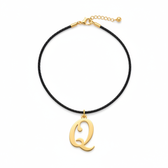 Collar con dije de letra Q en oro laminado 18k — detalle del producto