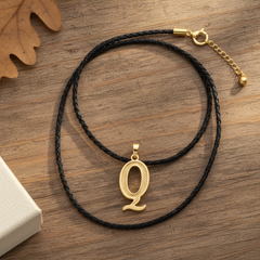 Collar de letra Q Gheller — fotografía de producto estilizada