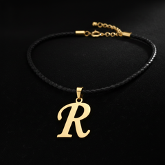 Dije de inicial R en oro laminado — fotografía artística de lujo