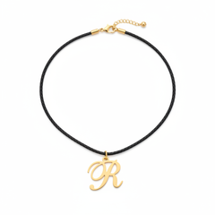 Collar con dije de letra R en oro laminado 18k — detalle del producto