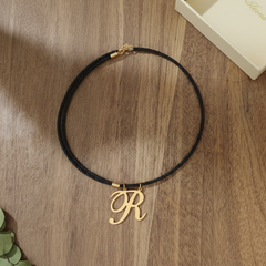 Collar de letra R Gheller — fotografía de producto estilizada
