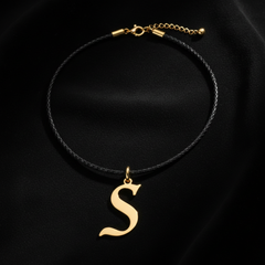Dije de inicial S en oro laminado — fotografía artística de lujo