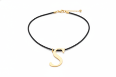 Collar con dije de letra S en oro laminado 18k — detalle del producto