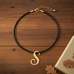 Collar de letra S Gheller — fotografía de producto estilizada