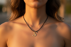 Modelo usando collar de inicial S en oro laminado con cordón de cuero negro